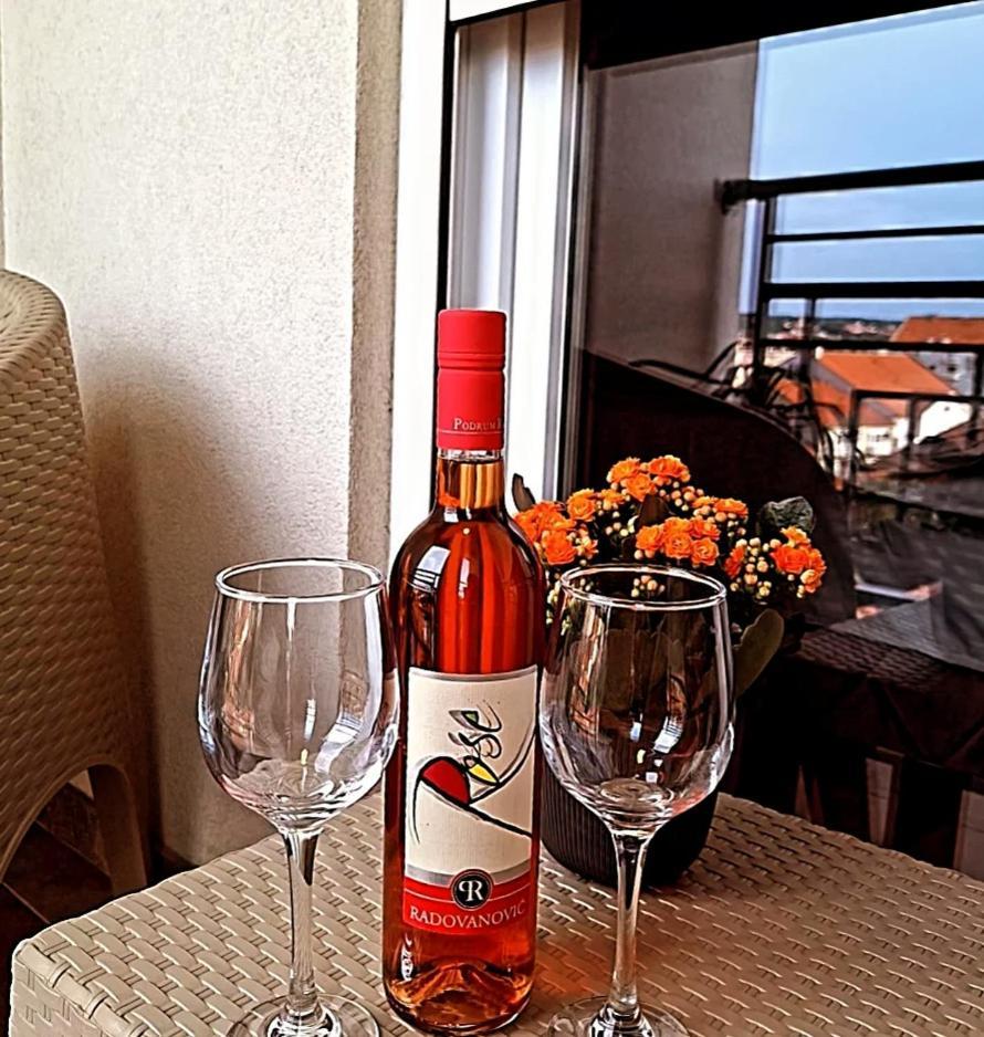 Stan Na Dan Aurora Apartment Pozarevac Bagian luar foto