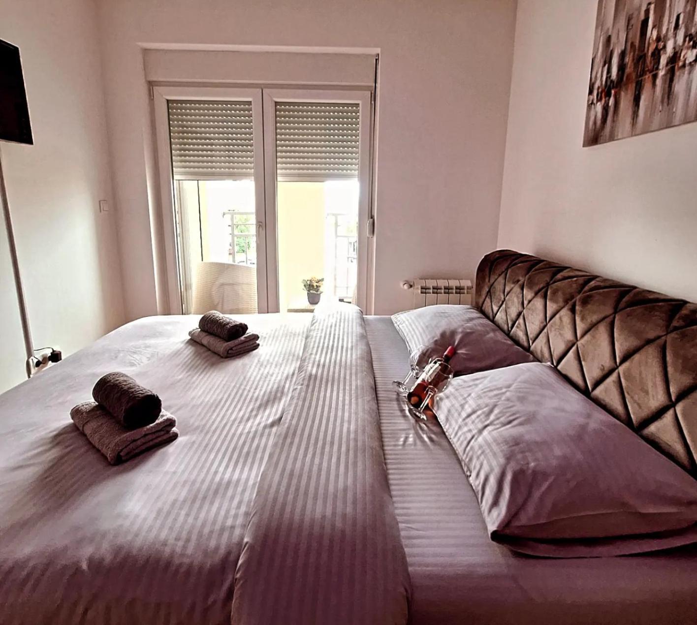 Stan Na Dan Aurora Apartment Pozarevac Bagian luar foto